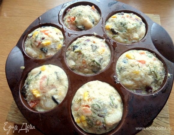 Вынимаем готовые омлетики.