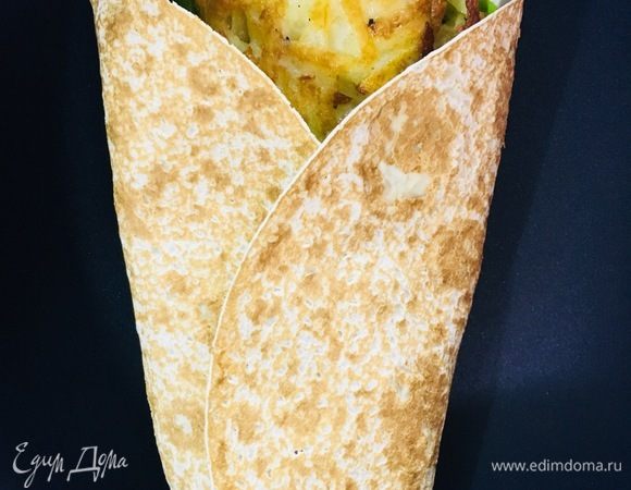 Складываем конвертом и обжариваем на сухой сковороде с двух сторон.