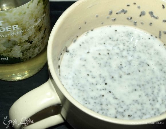 Добавить сироп (любой на ваш вкус). Все хорошо перемешать и оставить на 1 час. 