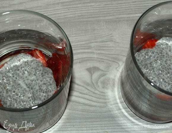 На дно стакана кладем нарезанную клубнику, сверху выкладываем чиа с кокосовыми сливками. 