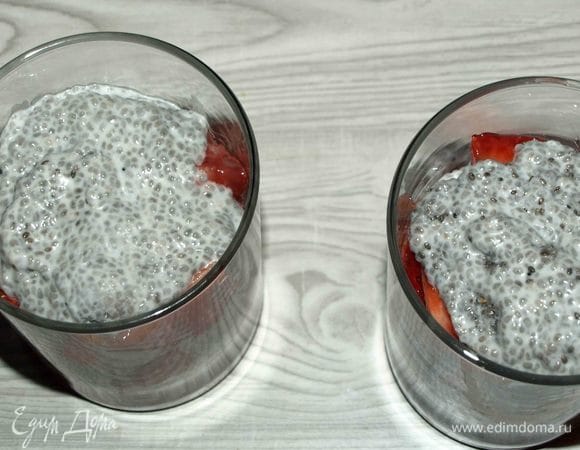 Клубника, чиа, и так делаем три слоя клубники и три слоя чиа. 