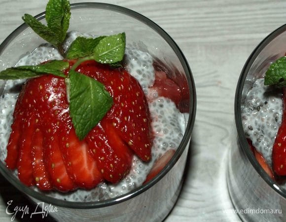 Украшаем сверху клубникой и мятой. Можно посыпать сахарной пудрой. Десерт готов.