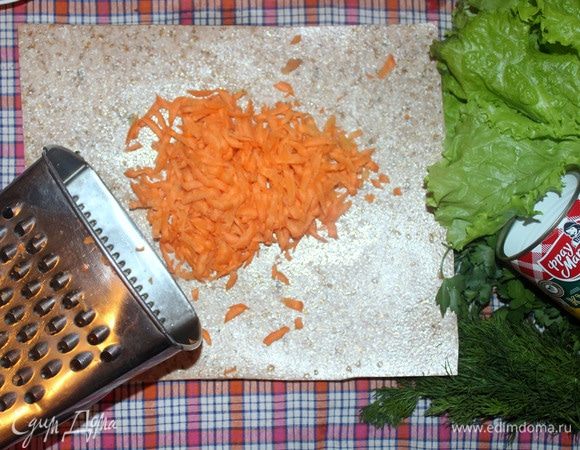 Морковь чистим и трем на терке. По желанию, свежую морковь можно заменить на корейскую. 