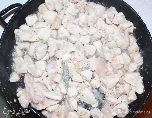 Курицу режем кубиками и обжариваем на сковороде. Даем немного остыть.