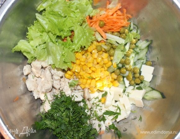Листья салата рвем руками, зелень режем. Открываем горошек и кукурузу ТМ «Фрау Марта». Смешиваем все ингредиенты в чаше, заправляем майонезом.