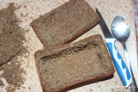 Срезаем с верхушки хлеба — крышку нашего сундука. С помощью острого ножа и ложки вынимаем внутренности буханки, оставляя стенки по 0,5 см.