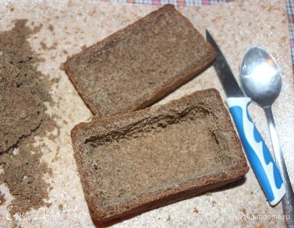 Срезаем с верхушки хлеба — крышку нашего сундука. С помощью острого ножа и ложки вынимаем внутренности буханки, оставляя стенки по 0,5 см. 