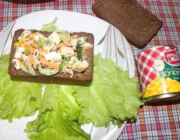 Украшаем тарелку листьями салата. Накладываем салат в «сундучок», накрываем крышкой и украшаем горошком, кукурузой и майонезом. Чтобы крышка стояла, как надо, и не падала, можно закрепить ее на зубочистки.  