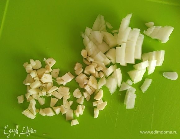 Готовим маринад для курочки. Лук и чеснок измельчить ножом в мелкий кубик.