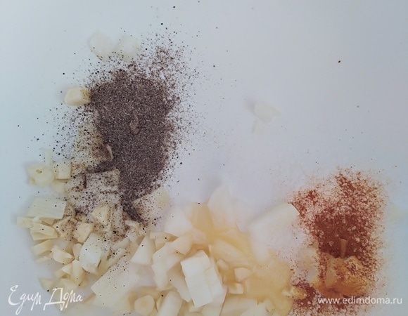 Добавить в чашку, в которой будет мариноваться курица, лук, чеснок, мед, соль, перец, куркуму.