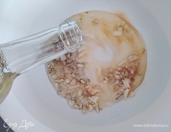 Влить вино и масло. Хорошо размешать.