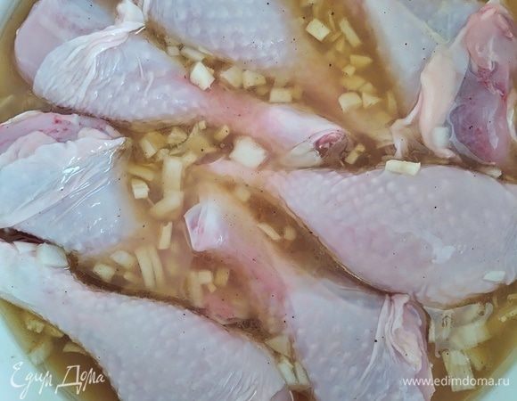 Голени хорошо вымыть и поместить в маринад. На 1–2 часа убрать в холодильник. Каждые полчаса можно переворачивать, но это не обязательный шаг.