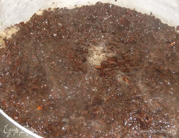 Довести до кипения. Убавить огонь. Варить от 15 минут. В зависимости от интенсивности цвета.