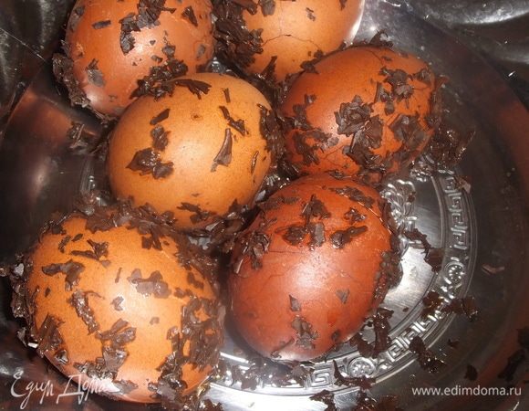 По окончании варки яйца промыть под холодной водой. Обтереть и смазать тампоном смоченным растительным маслом.