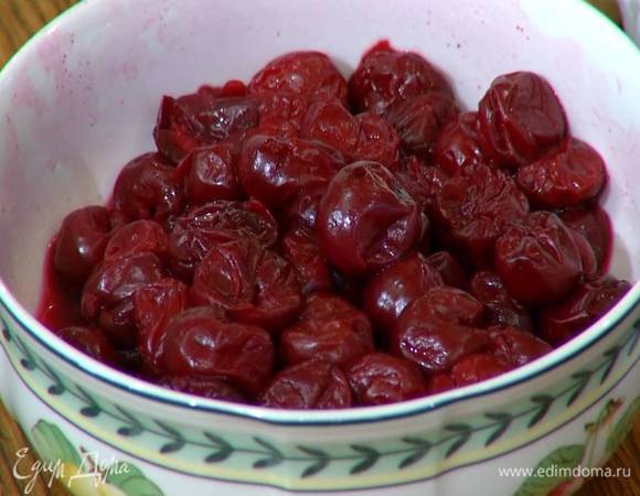 Вишню разморозить, выделившуюся жидкость слить.