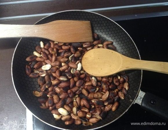 Раскалили сковородку, орех в нее, мешаем, мешаем, мешаем.