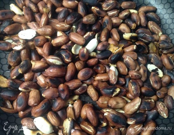 Когда кажется, что начинает подгорать (на самом деле это верхняя кожица только начинает), снимаем.