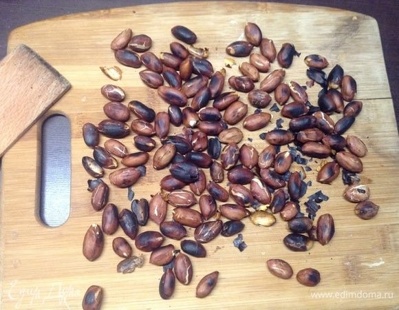 Сняли и на деревянную доску рассыпали, чтобы остывал.