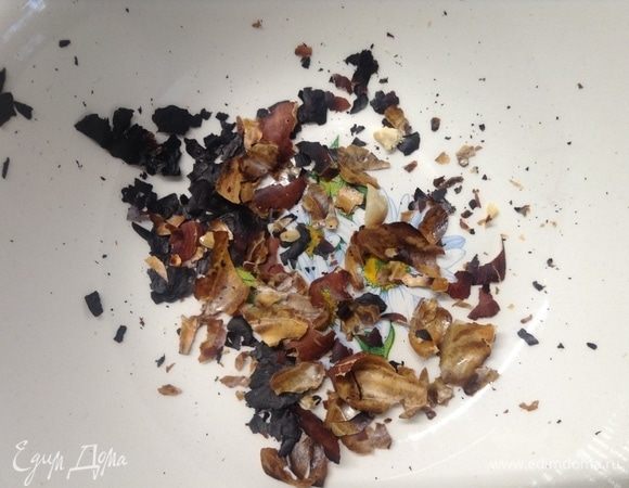 Это выкинули. Или в горшки с землей цветочные, тоже неплохо.