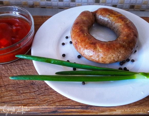 После того, как начинили колбаску, связываем ее вместе. Далее противень смазываем подсолнечным маслом, выкладываем колбаску и выпекаем при 180°С минут 10–15, пока она не изменит цвет, по истечении этого времени перекладываем колбаску на сковородку и жарим еще минут 10 до красивого золотистого цвета. Приятного аппетита!   