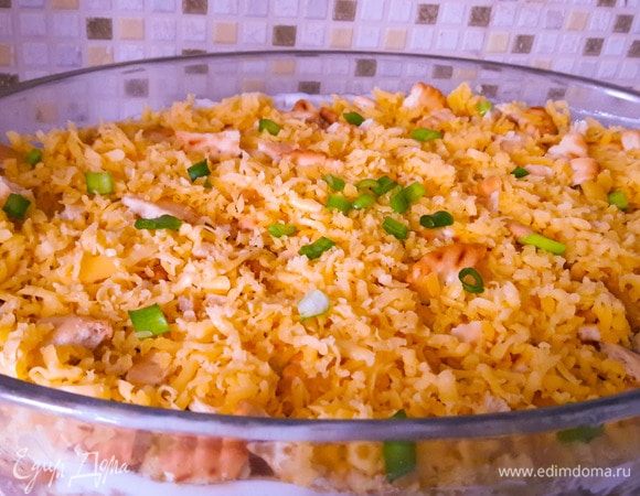 Сначала берем лук и нарезаем его мелким кубиком. После обжариваем его в хорошем количестве подсолнечного масла до прозрачности. Далее в остывший лук добавляем заранее измельченный крекер и перемешиваем. После берем форму, в которой будите формировать салат, и выкладываем слои салата. 