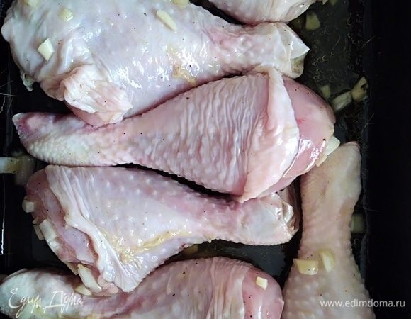 Духовку разогреть до 220°C. В форму для запекания вылить 4–5 ложек маринада и выложить курочку. Поставить запекать на 35 минут.