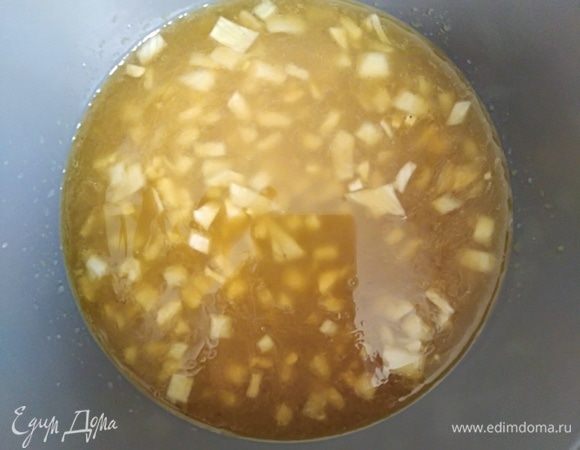 Оставшийся маринад уварить, протереть через сито и подать в виде соуса.