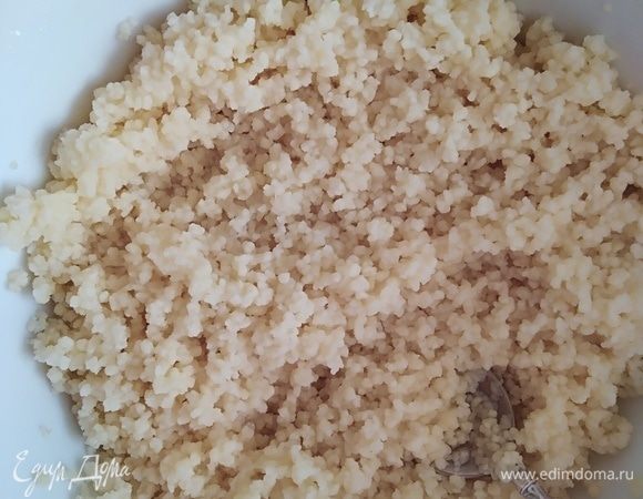 Подавать такую нежную курочку рекомендую с кускусом. В миску насыпать крупу, посолить и капнуть немного растительного масла. Залить кипятком, в пропорциях 1 часть крупы и 1,5 части воды. Оставить на 10 минут, чтобы вода впиталась, затем разрыхлить крупу вилкой.