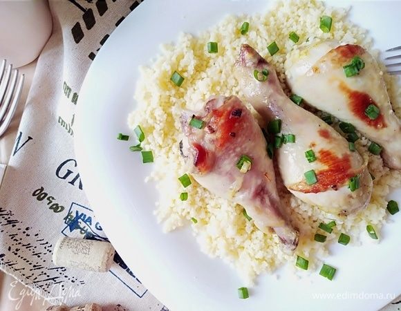 На блюдо выложить кускус, сверху голени. Посыпать нарезанным зеленым луком. Подавать с соусом. Несложный и вкусный ужин на вашем столе!