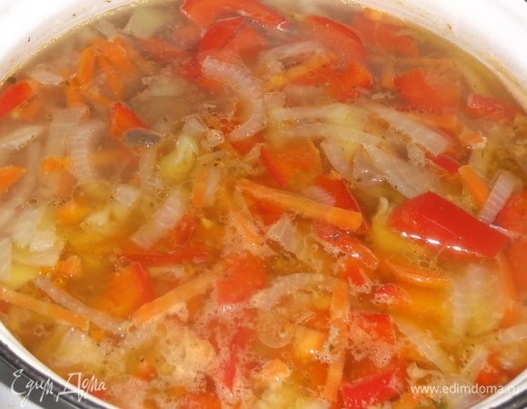 Мясо отварить до готовности. Добавить морковь, лук и болгарский перец. Проварить 10 минут.