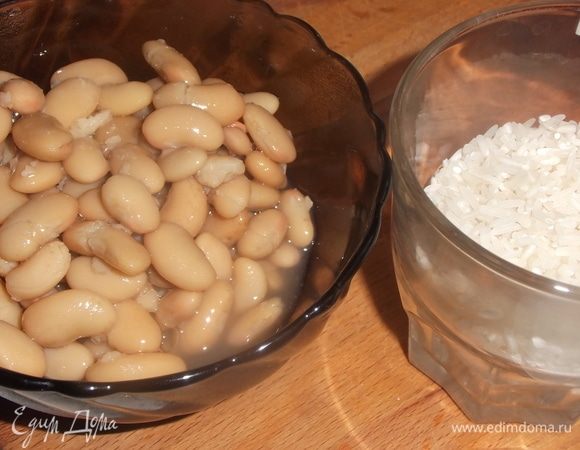 Добавить в суп промытый рис и фасоль без жидкости.