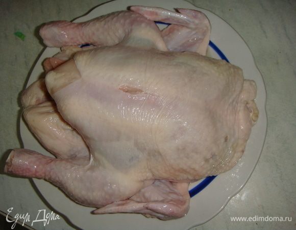 Курицу хорошо помыть и обсушить бумажными полотенцами. Разрезать вдоль грудки ножом.