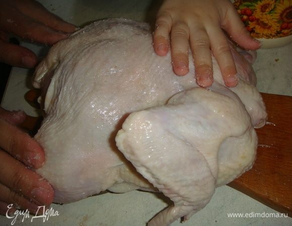 Натираем ее с двух сторон солью.