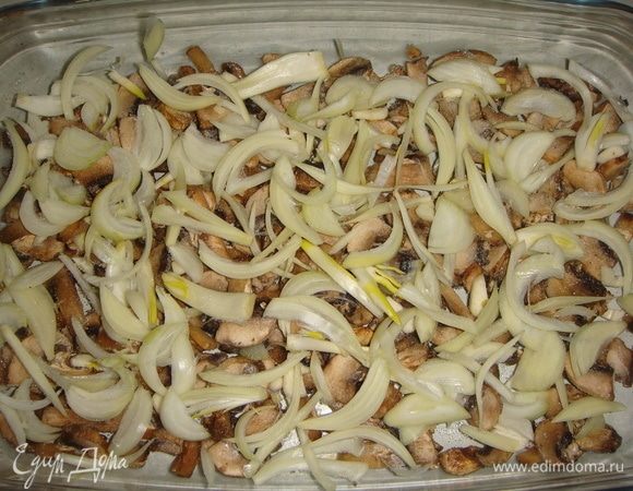 Лук нарезать тонкими полукольцами и выложить сверху грибов.