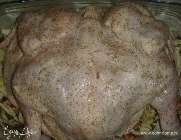 Укладываем нашу курочку на овощи (по желанию, можно посыпать еще черным перцем) и отправляем в разогретую до 190°С духовку на 1 час. Периодически доставая ее и поливая образовавшимся соком.