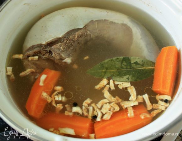 За 30 мин до окончания варки добавить соль и сушеный корень сельдерея или петрушки, за 10 минут — лавровый лист.