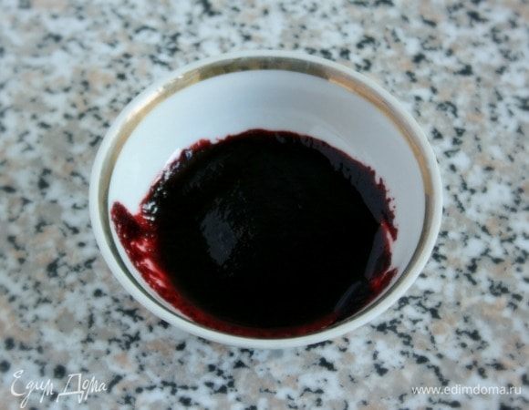 Для сервировки понадобится уваренный свекольный сок. Его готовят заранее без каких-либо добавок и хранят в закрытой емкости в холодильнике. Я выжимаю сок с помощью электрической соковыжималки из большой красной свеклы. Понадобится примерно 1 стакан свежего сока. Обязательно процедить его через частое сито. В кастрюльке на маленьком огне, периодически помешивая, уварить сок до густого липкого сиропа. Приблизительно 20 минут.