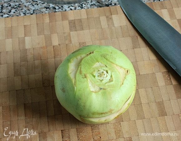 За 1 час до подачи кольраби помыть и обсушить, очистить. Если вы любитель корня сельдерея, то ему здесь место. Возьмите половину корня.
