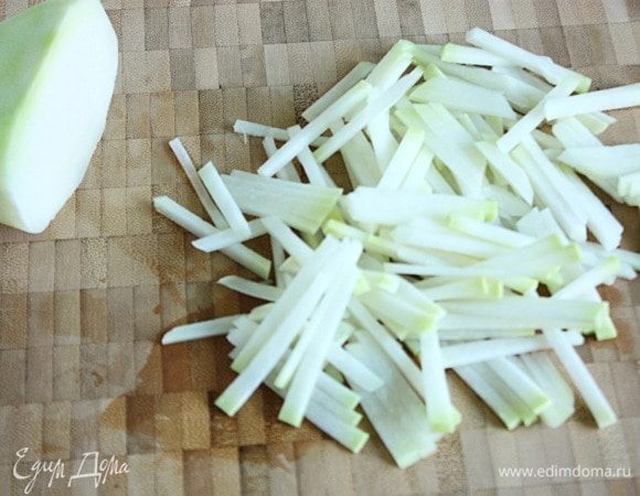 Кольраби и, если используете, сельдерей нарезать тонкой соломкой.