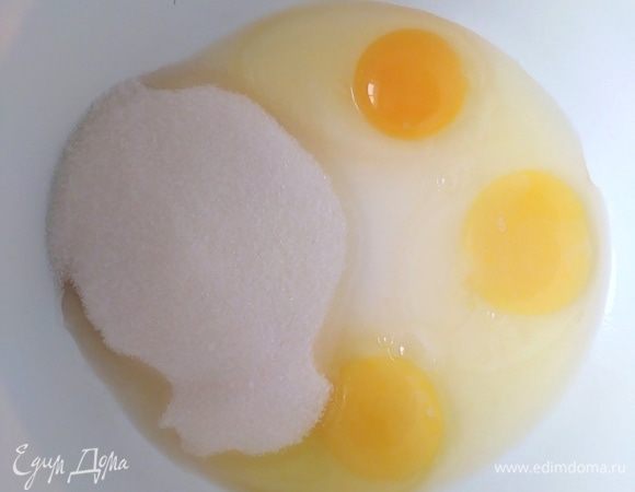 Главное в выпечке пасхальных куличей (да и любой другой тоже) — это хорошее настроение и светлые мысли! И можно приступать. Яйца комнатной температуры взбить венчиком с сахаром, солью и ванилином.