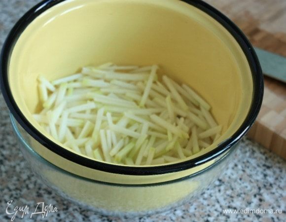 Слегка посолить «соломку» и поместить в дуршлаг над миской. У меня здесь только кольраби.