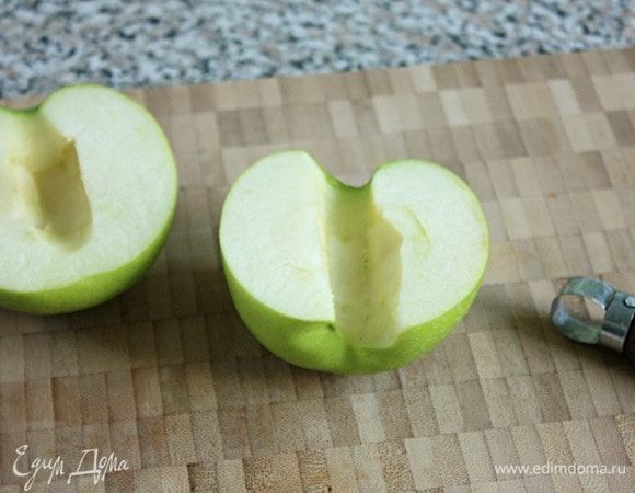 Яблоко очистить от семян и кожуры.