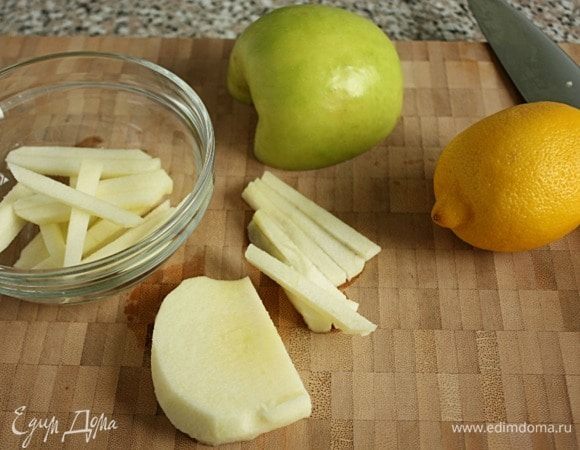 Нарезать такой же соломкой, как кольраби, и сбрызнуть лимонным соком из половины лимона. Ломтики хлеба нарезать кубиками. Я сегодня использую обычный белый батон, но солодовый здесь будет очень кстати. Он добавит новую нотку блюду.