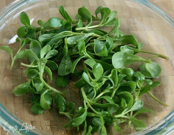 Помыть и обсушить зеленый салат с мелкими листьями. Это может быть кресс-салат, корн-салат или садовый портулак, как у меня (сама вырастила!). Я использую тот, что есть под рукой. Лучше всего с кресс-салатом — у него более яркий вкус и аромат.