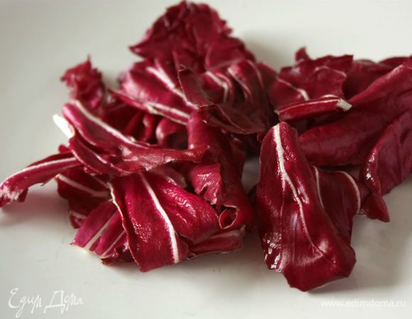 Красный радиккио тоже помыть, обсушить и нарвать на небольшие кусочки.