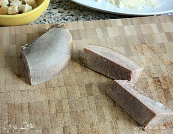 Язык вынуть из бульона, обсушить. От языка отрезать 1/3 (узкую часть), оставшиеся 2/3 разрезать вдоль на 4 части. В сковороде нагреть растительное масло (рапсовое или подсолнечное без запаха) с раздавленными ягодами можжевельника и веточками тимьяна и обжарить куски языка со всех сторон по 1 минуте. Сдвинуть в сторону можжевельник и тимьян, добавить в сковороду кубики хлеба, обжарить до золотистого цвета. Посыпать на сухарики копченую соль или обычную. Снять сковороду с огня. На этом этапе все очень быстро происходит, сфотографировать не получается.