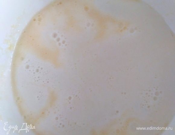 Молоко подогреть до теплого состояния, влить в яичную смесь и перемешать.