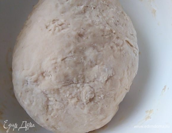 Муку взвесить и обязательно просеять! Добавить к тесту муку, дрожжи, корицу и мускатный орех. Сначала месить деревянной лопаткой, потом, постепенно добавляя оставшуюся муку, руками. Если есть миксер, то с крюком для теста. Тесто должно собраться в плотный комок.