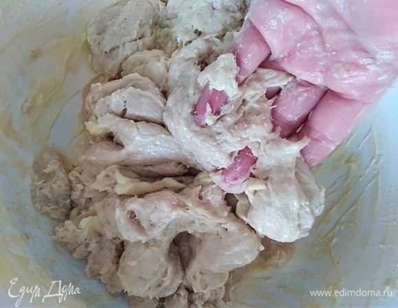 Теперь очередь размягченного сливочного масла. Постепенно добавить и вымесить до полного соединения масла с тестом. Тесто становится липким, но муку не добавляем!