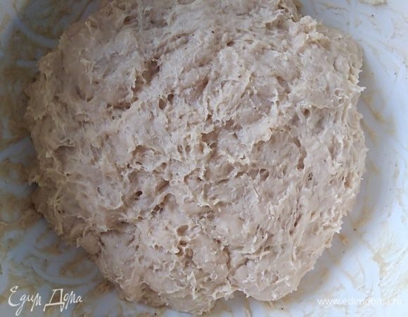 Липковатое тесто оставить в миске или поместить в миску побольше. Накрыть миску полотенцем или пленкой и убрать для расстойки в теплое место, без сквозняков. Я нагреваю духовку до 30–50°С и выключаю. Там и расстаиваю тесто. Расстойка составляет не менее 1,5 часов. Так как тесто сдобное, в нем много сахара, масла и яиц, тесто подходит дольше, чем на хлеб.